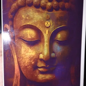Slika na Metalu Buddha Apstraktni krupnim planom lica Bude, zatvorenih očiju, u toplim zlatnim i bronzanim tonovima sa izraženim teksturama, koje stvaraju apstraktni efekat