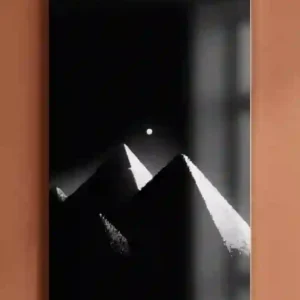 Slika na Metalu Piramide sa motivom egipatskih piramida i meseca izložena na zidu